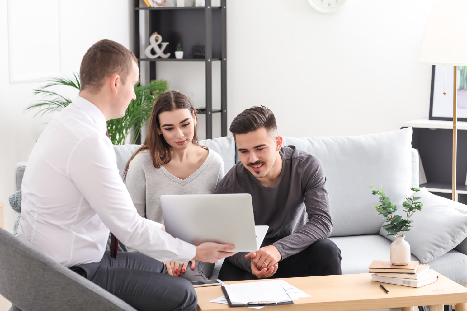 young-couple-meeting-with-insurance-agent-home